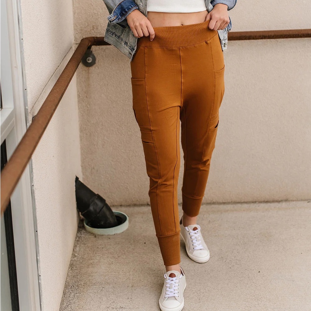 Ampersand Avenue level up jogger pants mustard size large